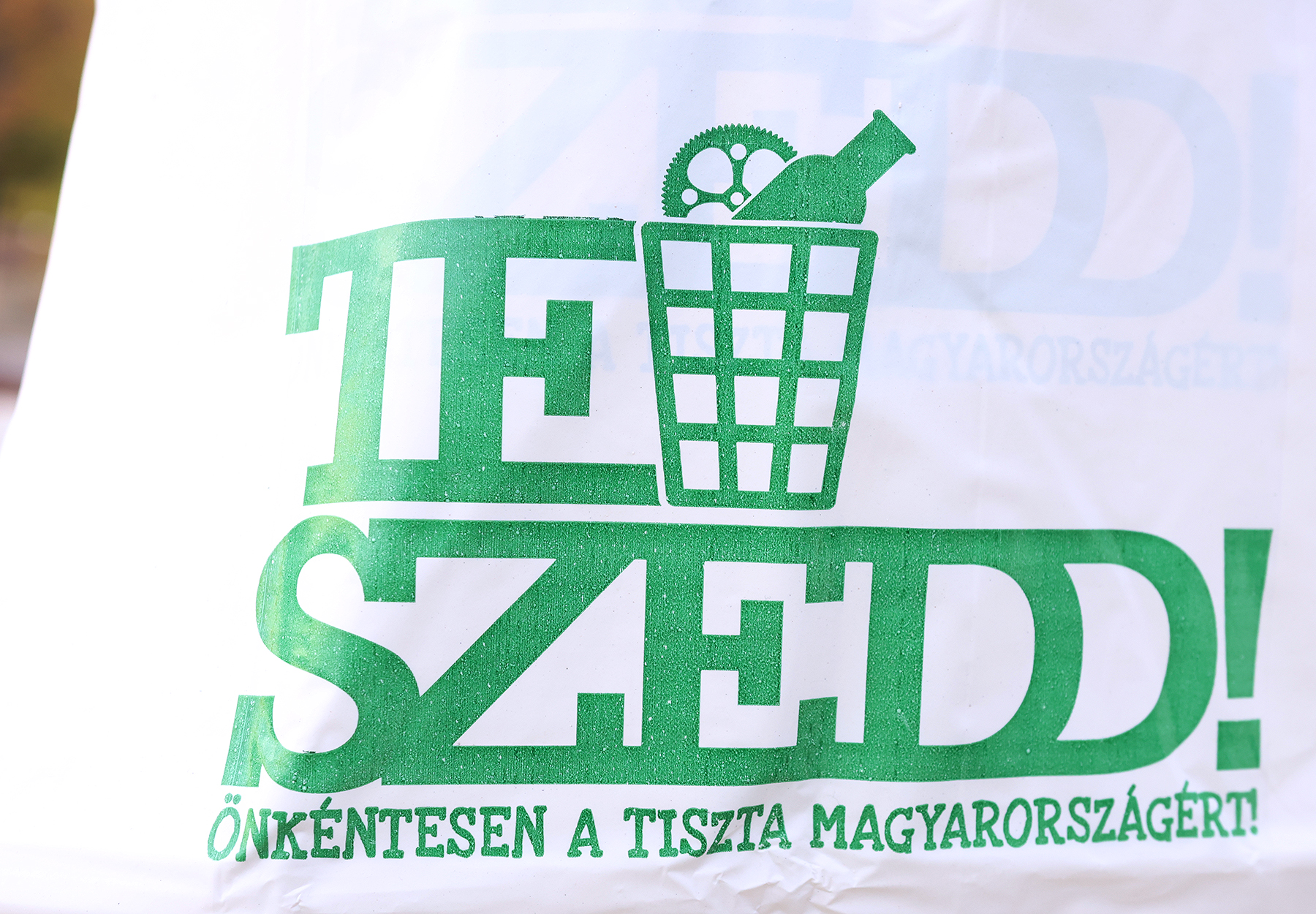 Képgaléria: szemétszedés az akadémia környékén